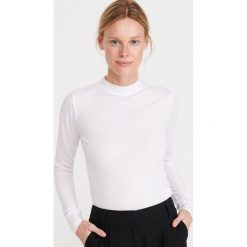 Gładka koszulka z półgolfem - Kremowy. Białe koszulki damskie Reserved, s, bez wzorów, bez kołnierzyka. Za 39,99 zł.