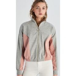 Bluza rozpinana - Jasny szar. Szare bluzy damskie marki Sinsay, s, bez wzorów, bez rękawów, bez kaptura. Za 39,99 zł.