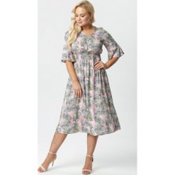 Jasnoróżowa Sukienka Kleoriko. Różowe sukienki damskie Born2be, na lato, xl, bez wzorów, z tkaniny, z falbankami, plus size, bez rękawów, midi. Za 79,99 zł.