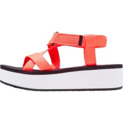 Sandały damskie: O’Neill Sandały na platformie fluoro peach