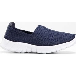 Buty wsuwane bonprix głęboki niebieski morski. Niebieskie buty sportowe damskie bonprix, z materiału, sportowe. Za 84,99 zł.