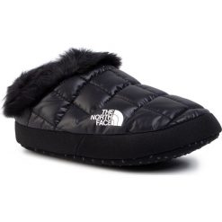 Kapcie THE NORTH FACE - W Tb Tntmul Fur V NF0A3MKOKY4 Tnfblack/Tnfwht. Czarne klapki damskie The North Face, bez wzorów, z tworzywa sztucznego, bez obcasa. W wyprzedaży za 139,00 zł.