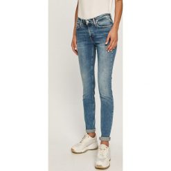 Calvin Klein Jeans - Jeansy. Niebieskie jeansy damskie Calvin Klein Jeans, bez wzorów, z elastanu, z podwyższonym stanem. Za 449,90 zł.