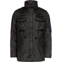 Kurtka AERONAUTICA MILITARE. Brązowe płaszcze męskie Aeronautica Militare, z haftami, militarne, bez kaptura. W wyprzedaży za 1230,00 zł.