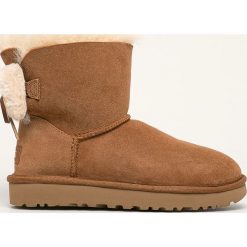 UGG - Śniegowce W Classic Double Bow Mini. Szare śniegowce damskie Ugg, z wełny, bez zapięcia. Za 859,90 zł.
