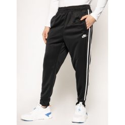 Spodnie dresowe NIKE Sportswear AR2255. Czarne jeansy męskie Nike, xxl, bez wzorów. W wyprzedaży za 179,00 zł.