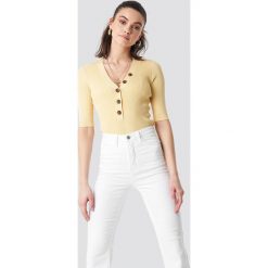NA-KD Trend Ribbed Button Short Sleeve Top - Yellow. Żółte topy damskie marki NA-KD Trend, bez wzorów, prążkowane, bez kołnierzyka. Za 121,95 zł.