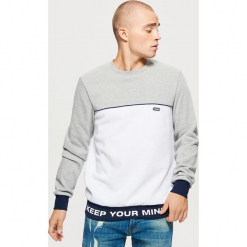 Bluza z napisem - Biały. Białe bluzy męskie Cropp, l, z napisami. Za 89,99 zł.