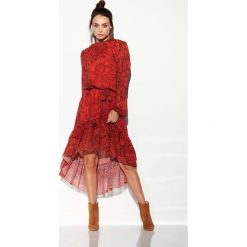 Zwiewna Sukienka Asymetryczna Z Falbankami we Wzory Druk 1. Czerwone sukienki damskie Molly.pl, na co dzień, m, bez wzorów, boho, ze stójką, z krótkim rękawem, długie, mini, asymetryczne. Za 258,90 zł.