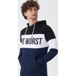 Bluza z napisami - Czarny. Czarne bluzy męskie House, s, z napisami, bez kołnierzyka, bez rękawów, bez kaptura. W wyprzedaży za 79,99 zł.