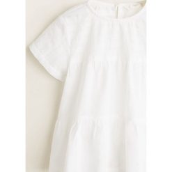 Mango Kids - Top dziecięcy Rachy 110-164 cm. Białe bluzki dziewczęce Mango Kids, bez wzorów, z bawełny, z okrągłym kołnierzem, z krótkim rękawem, krótkie, bez kaptura. W wyprzedaży za 29,90 zł.