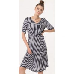 Granatowa Sukienka Carry On. Niebieskie sukienki damskie Born2be, xl, w paski, eleganckie, z okrągłym kołnierzem, midi, proste. Za 109,99 zł.