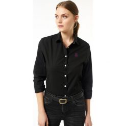 Koszula w kolorze czarnym. Czarne koszule damskie Jimmy Sanders, s, z haftami, bez kołnierzyka, bez rękawów. W wyprzedaży za 114,95 zł.