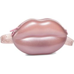 Saszetka nerka MELISSA - Melissa Lip Bag 34171 Black Glitter 52990. Różowe nerki damskie Melissa, bez wzorów, z tworzywa sztucznego, bez dodatków. W wyprzedaży za 199,00 zł.