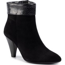 Botki TAMARIS - 1-25977-33 Black Suede 004. Czarne botki damskie Tamaris, na imprezę, bez wzorów, z zamszu, bez obcasa, na obcasie, bez zapięcia. W wyprzedaży za 249,00 zł.