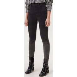 Jeansy skinny z wysokim stanem - Szary. Szare jeansy damskie Sinsay, bez wzorów, z jeansu, z podwyższonym stanem. Za 69,99 zł.