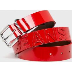 Tommy Jeans - Pasek. Czerwone paski damskie marki Tommy Jeans, w paski, z jeansu. Za 229,90 zł.