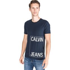 Calvin Klein Institutional Column Koszulka Niebieski. Niebieskie podkoszulki męskie l, z nadrukiem, z elastanu, krótkie. Za 154,95 zł.