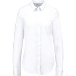 Filippa K CLASSIC Koszula white. Białe tuniki damskie marki Filippa K, s, bez wzorów, z elastanu, bez kołnierzyka, bez rękawów. Za 439,00 zł.
