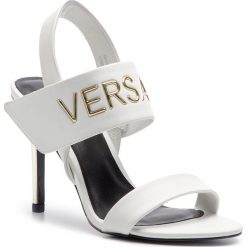 Sandały VERSACE JEANS - E0VTBS17 70966 003. Białe klapki damskie Versace Jeans, bez wzorów, z jeansu, bez obcasa, na obcasie. W wyprzedaży za 619,00 zł.