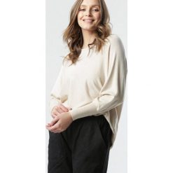 Jasnobeżowy Sweter Singh. Brązowe swetry damskie Born2be, uniwersalny, bez wzorów, klasyczne, z długim rękawem, długie, bez kaptura. Za 99,99 zł.