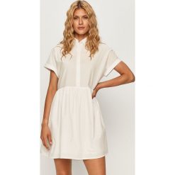 Tommy Jeans - Sukienka. Białe sukienki damskie Tommy Jeans, na co dzień, s, bez wzorów, z bawełny, casualowe, bez kołnierzyka, z krótkim rękawem, krótkie, mini, rozkloszowane. Za 449,90 zł.