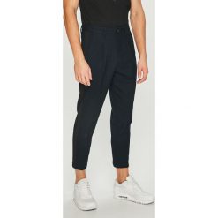 Jack & Jones - Spodnie. Czarne spodnie męskie Jack & Jones, na co dzień, bez wzorów, z elastanu, casualowe. W wyprzedaży za 159,90 zł.