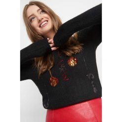 Sweter z cekinowym wzorem. Czarne bez kategorii Orsay, xs, z dzianiny, z okrągłym kołnierzem. W wyprzedaży za 70,00 zł.