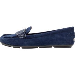 Calvin Klein LORELLA Mokasyny dark navy. Niebieskie półbuty damskie Calvin Klein, ze skóry ekologicznej. Za 459,00 zł.