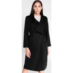 Guess Alessia Trencz Czarny. Czarne kurtki damskie Guess, s, z aplikacjami, z lyocellu. Za 757,95 zł.