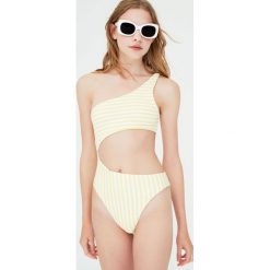 Kostium kąpielowy w paski na jedno ramię. Żółte stroje kąpielowe damskie Pull&Bear, w paski. Za 79,90 zł.