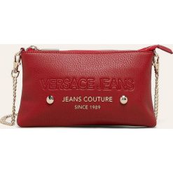 Versace Jeans - Kopertówka. Czerwone kopertówki damskie Versace Jeans, na co dzień, w paski, z jeansu, casualowe, małe, z aplikacjami. W wyprzedaży za 329,90 zł.