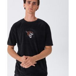 T-shirt z aplikacją - Czarny. Czarne t-shirty męskie House, s, z aplikacjami, bez kołnierzyka. Za 49,99 zł.
