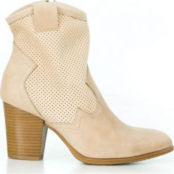 Nubukowe kowbojki - skóra naturalna - model 470 - kolor beżowy. Brązowe botki damskie Zapato, ze skóry, bez obcasa, bez zapięcia. W wyprzedaży za 299,25 zł.
