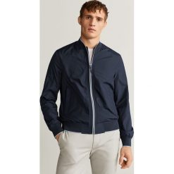 Mango Man - Kurtka bomber Jon. Niebieskie płaszcze męskie Mango Man, s, bez wzorów, z poliesteru, krótkie, bez kaptura. Za 229,90 zł.
