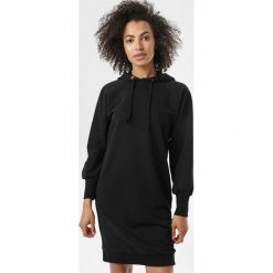 Czarna Sukienka Delonia. Czarne sukienki damskie Born2be, xl, bez wzorów, z dzianiny, bez kołnierzyka, bez rękawów. W wyprzedaży za 59,99 zł.