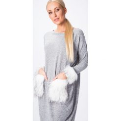Sukienka z futerkiem jasnoszara 1472. Szare sukienki damskie Fasardi, xl, bez wzorów, bez kołnierzyka, bez rękawów. Za 54,00 zł.