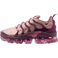 Nike Sportswear VAPORMAX PLUS Sneakersy niskie smokey mauve/bordeaux/vintage wine. Czerwone sneakersy damskie Nike Sportswear, bez wzorów, z tworzywa sztucznego, bez zapięcia. Za 879,00 zł.