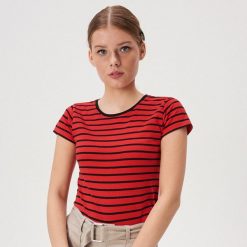 Koszulka w paski - Czerwony. Czerwone t-shirty damskie Sinsay, s, w paski, bez kołnierzyka. W wyprzedaży za 14,99 zł.