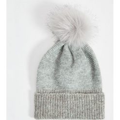 Czapka z pomponem - Wielobarwny. Czapki damskie Mohito, bez wzorów. W wyprzedaży za 19,99 zł.