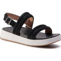 Sandały UGG - W Lynnden 1111071 Blk. Czarne klapki damskie Ugg, bez wzorów, ze skóry, bez obcasa. W wyprzedaży za 279,00 zł.