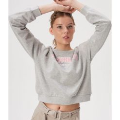 Bluza z amerykańskim motywem - Jasny szary. Szare bluzy damskie Sinsay, s, bez wzorów, bez rękawów, bez kaptura. Za 29,99 zł.