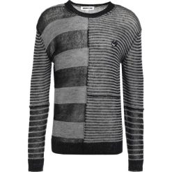 Swetry klasyczne męskie: McQ Alexander McQueen PATCHED STRIPE CREW Sweter dark black/grey melange