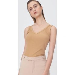 Top basic - Beżowy. Brązowe topy damskie Sinsay, s, bez wzorów, bez kołnierzyka. Za 14,99 zł.