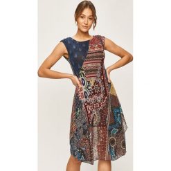 Desigual - Sukienka. Sukienki damskie Desigual, na co dzień, s, bez wzorów, z dzianiny, casualowe, z okrągłym kołnierzem, z krótkim rękawem, krótkie, midi, rozkloszowane. Za 399,90 zł.
