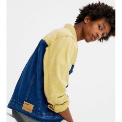 Jeansowa kurtka z kolorowymi panelami. Żółte kurtki męskie Pull&Bear, m, bez wzorów, z jeansu, bez kaptura. Za 139,00 zł.