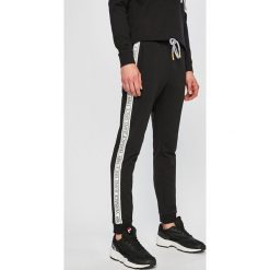 Versace Jeans - Spodnie sportowe. Czarne spodnie męskie Versace Jeans, xl, bez wzorów, z elastanu, sportowe. Za 899,90 zł.