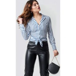 NA-KD Trend Koszula w paski z wiązaniem - White,Blue. Niebieskie koszule damskie NA-KD Trend, w paski, bez kołnierzyka, bez rękawów. Za 80,95 zł.