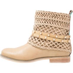 Botki damskie lity: Bullboxer Botki natural