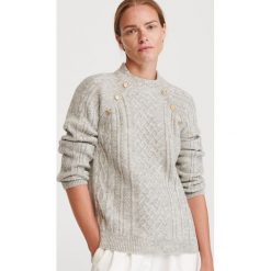 Sweter z ozdobnym splotem - Jasny szary. Szare swetry damskie Reserved, s, bez wzorów, ze splotem, bez rękawów, bez kaptura. Za 119,99 zł.